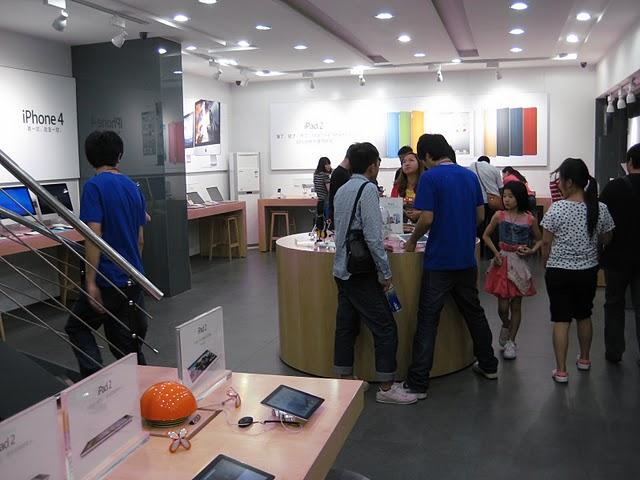 Main image of article Apple Fake Store Show Up In China