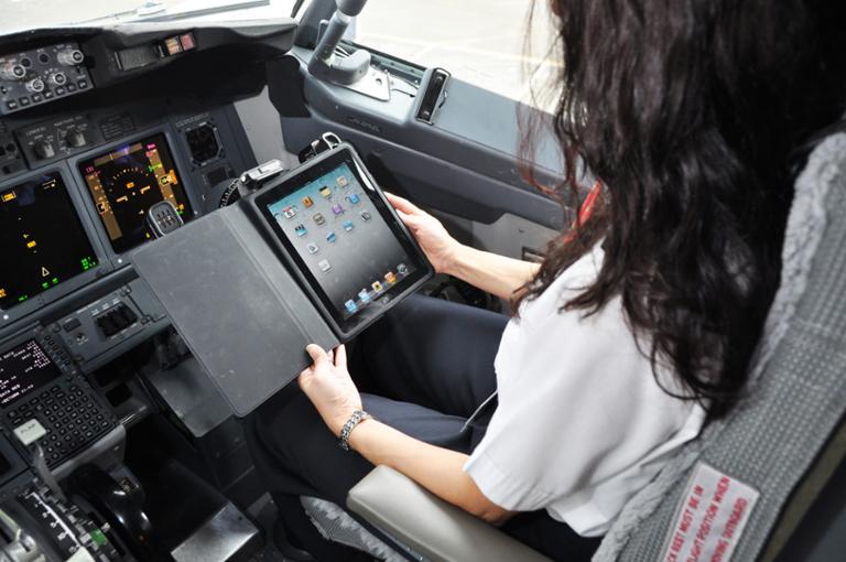 Main image of article Alaska Airlines Uses iPads to Replace Flight Manuals