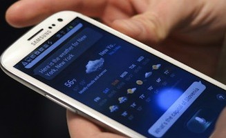 hands holding Samsung Galaxy S3 smartphone